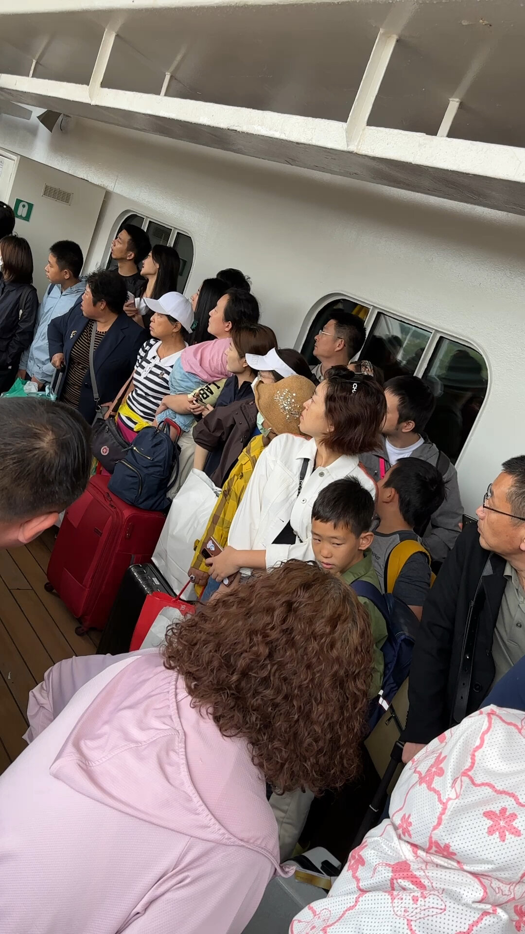 爱达邮轮空调故障 游客捂口鼻撤离