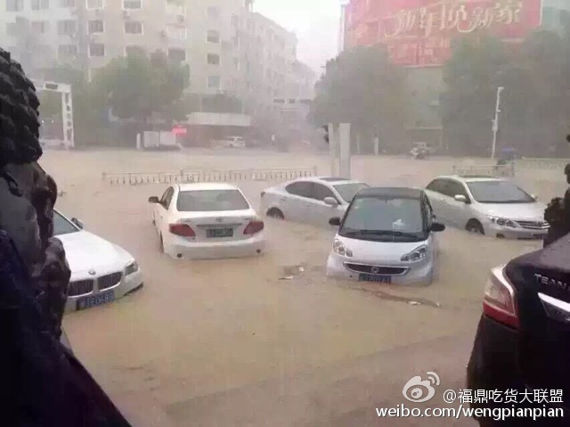 石家庄暴雨致多车被淹，城市内涝的警示与反思