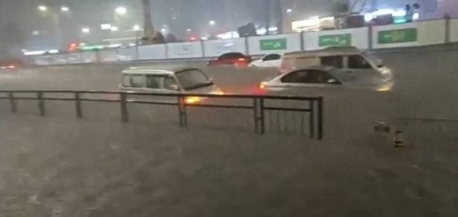石家庄暴雨致多车被淹，城市内涝的警示与反思