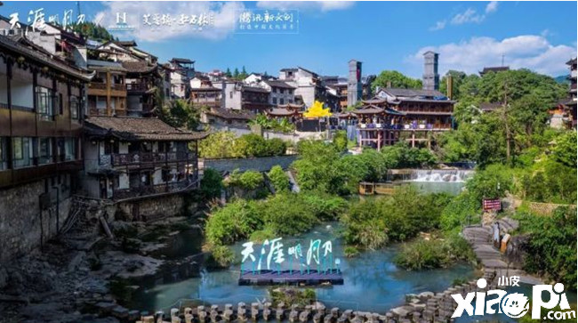 旅游博主在青城山学猴哥打卡 旅游博主在青城山学猴哥打卡
