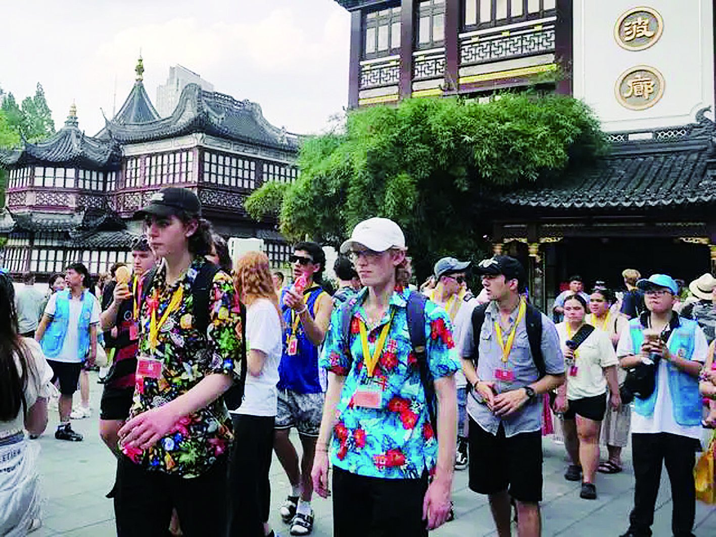 上海游客为了出片各显神通 上海游客为了出片各显神通